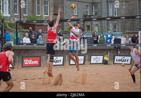 Portobello, Edinburgh, Schottland. 23.. Juli 2022. Beachvolleyball, Scotland Grand Slam Series 2022, erster ganzer Turniertag für dieses UKBT 3-Sterne-Event. Das Turnier führt zum Halbfinale für Frauen und Männer findet am Samstag und Sonntag statt und endet mit dem Finale am Sonntag. Quelle: Arch White/alamy Live News. Stockfoto