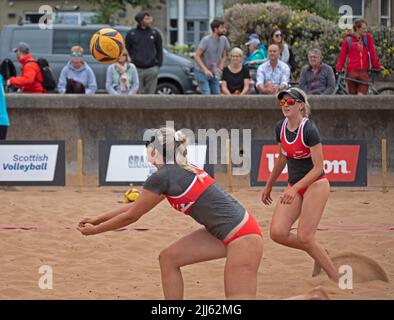 Portobello, Edinburgh, Schottland. 23.. Juli 2022. Beachvolleyball, Scotland Grand Slam Series 2022, erster ganzer Turniertag für dieses UKBT 3-Sterne-Event. Das Turnier führt zum Halbfinale für Frauen und Männer findet am Samstag und Sonntag statt und endet mit dem Finale am Sonntag. Im Bild: Rachel Morrison und Katie Barbour. Quelle: Arch White/alamy Live News. Stockfoto