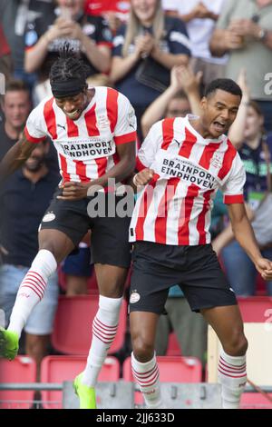 EINDHOVEN - Noni Madueke vom PSV, Cody Gakpo vom PSV nach dem 1-0 von Cody Gakpo vom PSV während des Freundschaftsspiel zwischen PSV Eindhoven und Real Betis am 23. Juli 2022 im Phillips-Stadion in Eindhoven, Niederlande. Stockfoto