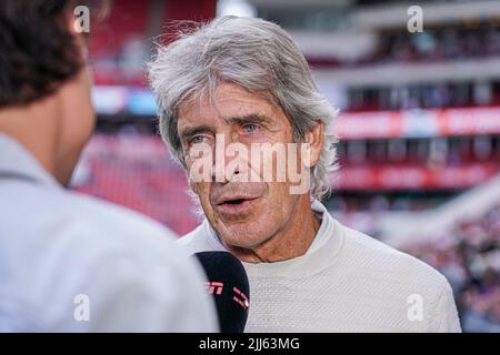 EINDHOVEN, NIEDERLANDE - 23. JULI: Cheftrainer Manuel Pellegrini während des Vorsaison-Freundschaftsspiel zwischen PSV und Real Betis im Philips Stadion am 23. Juli 2022 in Eindhoven, Niederlande (Foto: Jeroen Meuwsen/Orange Picts) Stockfoto