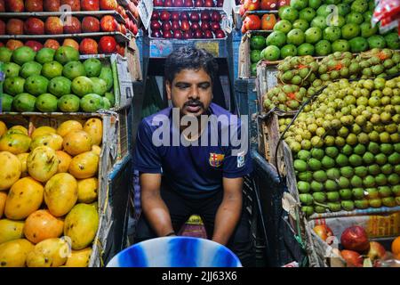 Darjeeling, Westbengalen, Indien. 22. Juni 2022, Unbekannter Verkäufer von Obst und Gemüse in einem kleinen Markt. Stockfoto