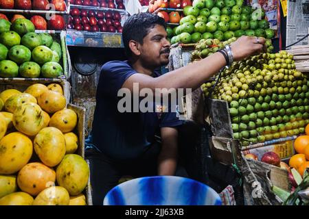 Darjeeling, Westbengalen, Indien. 22. Juni 2022, Unbekannter Verkäufer von Obst und Gemüse in einem kleinen Markt. Stockfoto