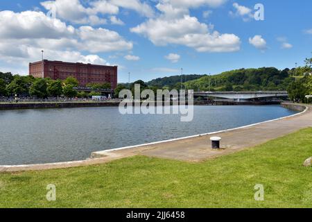 Bristol Floating Harbour, Cumberland Basin, Bristol am Triathlon Day 12.. Juni 2022, mit Blick auf das Übergangsgebiet für die Teilnehmer Stockfoto