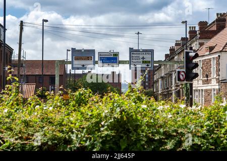 Straßenschilder in Hotwells Rd, Cumberland Basin, Bristol Stockfoto