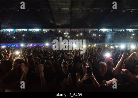 Die Menge genießt die Musik während des Auftritts der uruguayischen Rockband „No te va a gustar“. Stockfoto