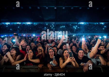 Die Menge genießt die Musik während des Auftritts der uruguayischen Rockband „No te va a gustar“. Stockfoto