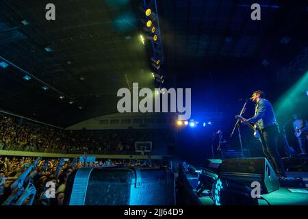 'No te va a gustar', uruguayische Rockband tritt für ihr Publikum auf. Stockfoto