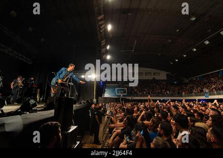 'No te va a gustar', uruguayische Rockband tritt für ihr Publikum auf. Stockfoto