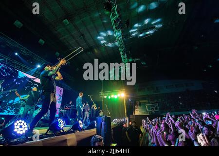 'No te va a gustar', uruguayische Rockband tritt für ihr Publikum auf. Stockfoto