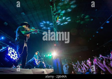 'No te va a gustar', uruguayische Rockband tritt für ihr Publikum auf. Stockfoto