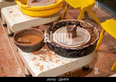 Plattenspieler-Ausrüstung für die Herstellung von Keramik in Töpferei Stockfoto