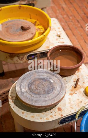 Plattenspieler-Ausrüstung für die Herstellung von Keramik in Töpferei Stockfoto