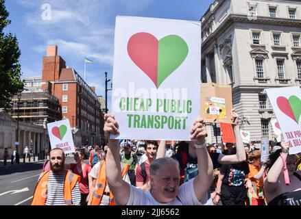 London, England, Großbritannien. 23.. Juli 2022. Ein Protestler fordert günstige öffentliche Verkehrsmittel in Whitehall. Demonstranten von Just Stop Oil, Extinction Rebellion, Isolate Britain und anderen Gruppen veranstalteten einen marsch durch das Zentrum Londons, in dem sie die Regierung aufforderten, fossile Brennstoffe zu beenden, große Umweltverschmutzer und Milliardäre zu besteuern, alle Häuser zu isolieren und gegen das Klima und die Lebenshaltungskosten zu handeln. (Bild: © Vuk Valcic/ZUMA Press Wire) Stockfoto