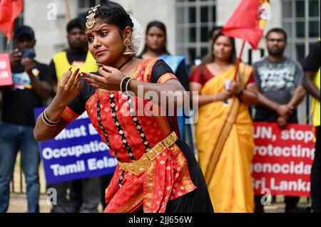 London, Großbritannien. Tamilische Tänzer traten bei einer Kundgebung gegenüber der Downing Street in Whitehall auf und forderten die Ausweisung Sri Lankas aus dem Commonwealth für den Völkermord an der tamilischen Bevölkerung. Stockfoto