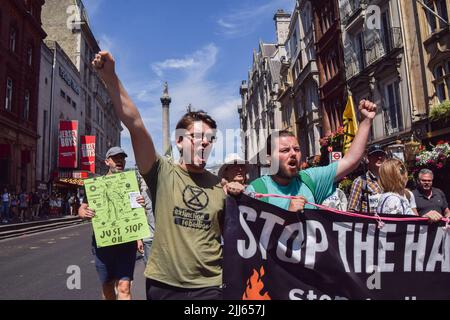 London, England, Großbritannien. 23.. Juli 2022. Demonstranten in Whitehall. Demonstranten von Just Stop Oil, Extinction Rebellion, Isolate Britain und anderen Gruppen veranstalteten einen marsch durch das Zentrum Londons, in dem sie die Regierung aufforderten, fossile Brennstoffe zu beenden, große Umweltverschmutzer und Milliardäre zu besteuern, alle Häuser zu isolieren und gegen das Klima und die Lebenshaltungskosten zu handeln. (Bild: © Vuk Valcic/ZUMA Press Wire) Stockfoto