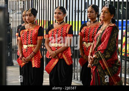 London, Großbritannien. Tamilische Tänzer traten bei einer Kundgebung gegenüber der Downing Street in Whitehall auf und forderten die Ausweisung Sri Lankas aus dem Commonwealth für den Völkermord an der tamilischen Bevölkerung. Stockfoto