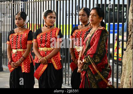 London, Großbritannien. Tamilische Tänzer traten bei einer Kundgebung gegenüber der Downing Street in Whitehall auf und forderten die Ausweisung Sri Lankas aus dem Commonwealth für den Völkermord an der tamilischen Bevölkerung. Stockfoto