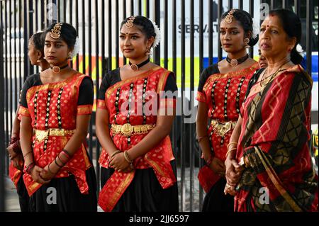 London, Großbritannien. Tamilische Tänzer traten bei einer Kundgebung gegenüber der Downing Street in Whitehall auf und forderten die Ausweisung Sri Lankas aus dem Commonwealth für den Völkermord an der tamilischen Bevölkerung. Stockfoto