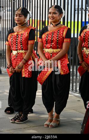 London, Großbritannien. Tamilische Tänzer traten bei einer Kundgebung gegenüber der Downing Street in Whitehall auf und forderten die Ausweisung Sri Lankas aus dem Commonwealth für den Völkermord an der tamilischen Bevölkerung. Stockfoto