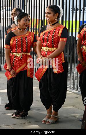 London, Großbritannien. Tamilische Tänzer traten bei einer Kundgebung gegenüber der Downing Street in Whitehall auf und forderten die Ausweisung Sri Lankas aus dem Commonwealth für den Völkermord an der tamilischen Bevölkerung. Stockfoto