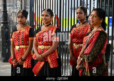 London, Großbritannien. Tamilische Tänzer traten bei einer Kundgebung gegenüber der Downing Street in Whitehall auf und forderten die Ausweisung Sri Lankas aus dem Commonwealth für den Völkermord an der tamilischen Bevölkerung. Stockfoto