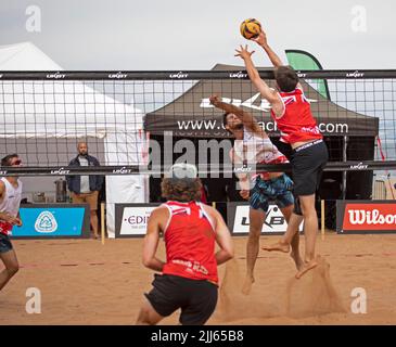 Portobello, Edinburgh, Schottland. 23.. Juli 2022. Beachvolleyball, Scotland Grand Slam Series 2022, erster ganzer Turniertag für dieses UKBT 3-Sterne-Event. Das Turnier führt zum Halbfinale für Frauen und Männer findet am Samstag und Sonntag statt und endet mit dem Finale am Sonntag. Quelle: Arch White/alamy Live News. Stockfoto