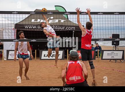 Portobello, Edinburgh, Schottland. 23.. Juli 2022. Beachvolleyball, Scotland Grand Slam Series 2022, erster ganzer Turniertag für dieses UKBT 3-Sterne-Event. Das Turnier führt zum Halbfinale für Frauen und Männer findet am Samstag und Sonntag statt und endet mit dem Finale am Sonntag. Quelle: Arch White/alamy Live News. Stockfoto