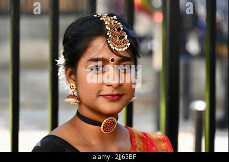 London, Großbritannien. Tamilische Tänzer traten bei einer Kundgebung gegenüber der Downing Street in Whitehall auf und forderten die Ausweisung Sri Lankas aus dem Commonwealth für den Völkermord an der tamilischen Bevölkerung. Stockfoto