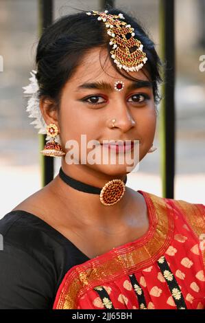 London, Großbritannien. Tamilische Tänzer traten bei einer Kundgebung gegenüber der Downing Street in Whitehall auf und forderten die Ausweisung Sri Lankas aus dem Commonwealth für den Völkermord an der tamilischen Bevölkerung. Stockfoto