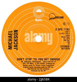 45 RPM 7' UK Pop Soul Label von Don't Stop 'Til You Get Enough von Michael Jackson. Geschrieben von Michael Jackson und Greg Philinganes und produziert von Quincy Jones. Veröffentlicht im August 1979 auf dem Epic Label. Stockfoto