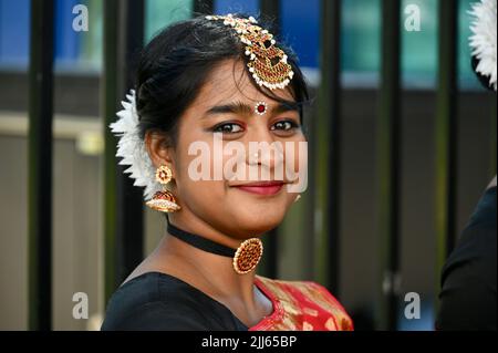 London, Großbritannien. Tamilische Tänzer traten bei einer Kundgebung gegenüber der Downing Street in Whitehall auf und forderten die Ausweisung Sri Lankas aus dem Commonwealth für den Völkermord an der tamilischen Bevölkerung. Stockfoto