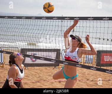 Portobello, Edinburgh, Schottland. 23.. Juli 2022. Beachvolleyball, Scotland Grand Slam Series 2022, erster ganzer Turniertag für dieses UKBT 3-Sterne-Event. Das Turnier führt zum Halbfinale für Frauen und Männer findet am Samstag und Sonntag statt und endet mit dem Finale am Sonntag. Quelle: Arch White/alamy Live News. Stockfoto