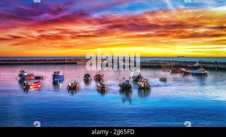 Kleine Fischerboote vertäuten im Hafen von Staithes an der North Yorkshire Coast von England. Stockfoto