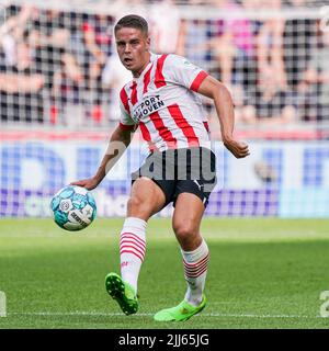 EINDHOVEN, NIEDERLANDE - 23. JULI: Joey Veerman vom PSV während des Vorsaison-Freundschaftsspiel zwischen PSV und Real Betis im Philips Stadion am 23. Juli 2022 in Eindhoven, Niederlande (Foto: Jeroen Meuwsen/Orange Picts) Stockfoto