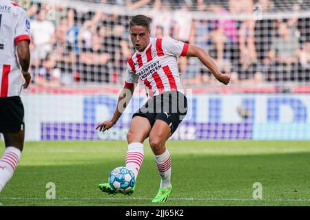 EINDHOVEN, NIEDERLANDE - 23. JULI: Joey Veerman vom PSV während des Vorsaison-Freundschaftsspiel zwischen PSV und Real Betis im Philips Stadion am 23. Juli 2022 in Eindhoven, Niederlande (Foto: Jeroen Meuwsen/Orange Picts) Stockfoto