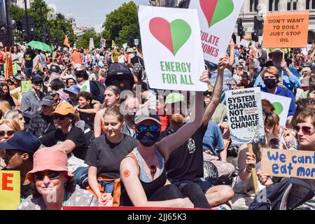 London, England, Großbritannien. 23.. Juli 2022. Demonstranten sitzen und blockieren die Straße auf dem Parliament Square. Demonstranten von Just Stop Oil, Extinction Rebellion, Isolate Britain und anderen Gruppen veranstalteten einen marsch durch das Zentrum Londons, in dem sie die Regierung aufforderten, fossile Brennstoffe zu beenden, große Umweltverschmutzer und Milliardäre zu besteuern, alle Häuser zu isolieren und gegen das Klima und die Lebenshaltungskosten zu handeln. (Bild: © Vuk Valcic/ZUMA Press Wire) Stockfoto