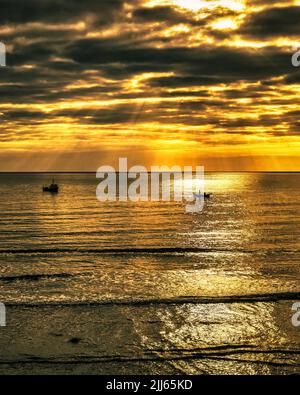 Fischer, die am ersten Licht in Sandsend an der North Yorkshire Coast in England arbeiten. Stockfoto