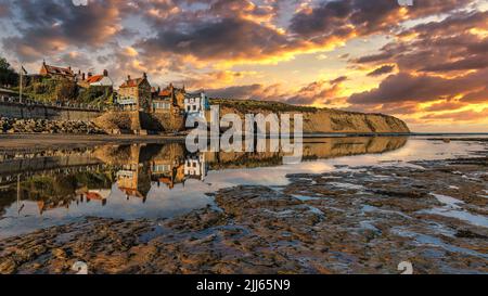 Robin Hood's Bay ist ein malerisches altes Fischerdorf an der Heritage Coast der North York Moors. Heute ist es ein lebendiges Dorf mit einem breiten Klang Stockfoto