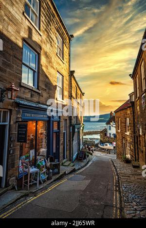 Robin Hood’s Bay ist ein kleines entzückendes Fischerdorf, 6 Meilen südlich von Whitby. Robin Hood's Bay ist der Endpunkt von Wainwright's Coast to Co Stockfoto