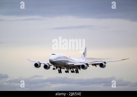 Qatar Amiri Flug Boeing 747-8 mit dem Flugzeug Registration A7-HBJ landt auf der Südbahn 26L des Münchner Flughafens MUC EDDM Stockfoto