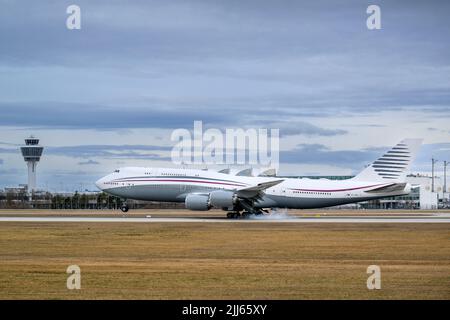 Qatar Amiri Flug Boeing 747-8 mit dem Flugzeug Registration A7-HBJ landt auf der Südbahn 26L des Münchner Flughafens MUC EDDM Stockfoto