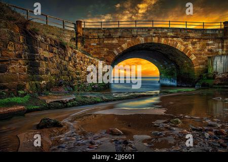 Die Straßenbrücke über die Mündung bei Sandsend schoss zur goldenen Stunde. Stockfoto