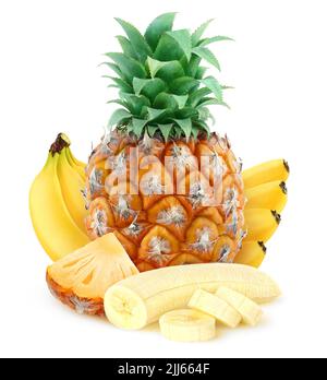 Ananas und geschnittene Bananenstücke isoliert auf weißem Hintergrund Stockfoto