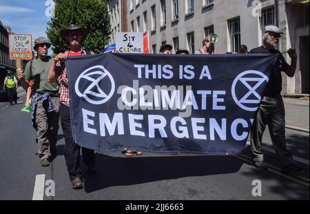 London, Großbritannien. 23.. Juli 2022. Demonstranten in Bloomsbury. Demonstranten von Just Stop Oil, Extinction Rebellion, Isolate Britain und anderen Gruppen veranstalteten einen marsch durch das Zentrum Londons, in dem sie die Regierung aufforderten, fossile Brennstoffe zu beenden, große Umweltverschmutzer und Milliardäre zu besteuern, alle Häuser zu isolieren und gegen das Klima und die Lebenshaltungskosten zu handeln. Kredit: Vuk Valcic/Alamy Live Nachrichten Stockfoto