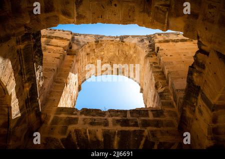 Blick in die Ruinen des riesigen römischen Amphitheaters in El Jem, Tunesien. Stockfoto