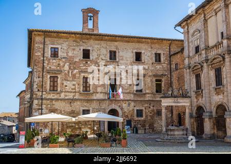 Palazzo del Capitano del Popolo mit dem Palazzo Nobili-Tarugi auf der rechten Seite, auf der Piazza Grande in der Hügelstadt Montepulciano in der Toskana, Italien Stockfoto