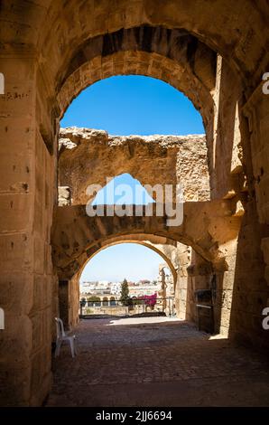 Blick entlang eines Durchgangs in den Ruinen des riesigen römischen Amphitheaters in El Jem, Tunesien. Stockfoto