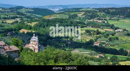 Panoramablick auf das Heiligtum von San Biagio (Tempio di San Biagio) mit der sanften toskanischen Landschaft dahinter, von Montepulciano in der Toskana, Italien Stockfoto