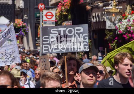 London, Großbritannien. 23.. Juli 2022. Demonstranten in Whitehall. Demonstranten von Just Stop Oil, Extinction Rebellion, Isolate Britain und anderen Gruppen veranstalteten einen marsch durch das Zentrum Londons, in dem sie die Regierung aufforderten, fossile Brennstoffe zu beenden, große Umweltverschmutzer und Milliardäre zu besteuern, alle Häuser zu isolieren und gegen das Klima und die Lebenshaltungskosten zu handeln. Kredit: Vuk Valcic/Alamy Live Nachrichten Stockfoto