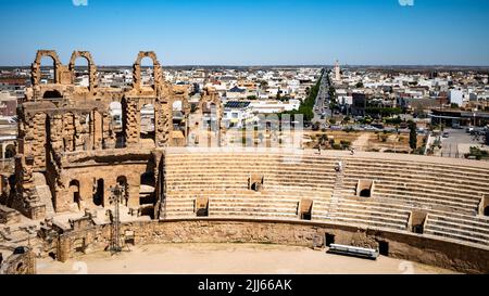 Ein Panoramablick über die Ruinen des riesigen römischen Amphitheaters in El Jem, Tunesien. Stockfoto